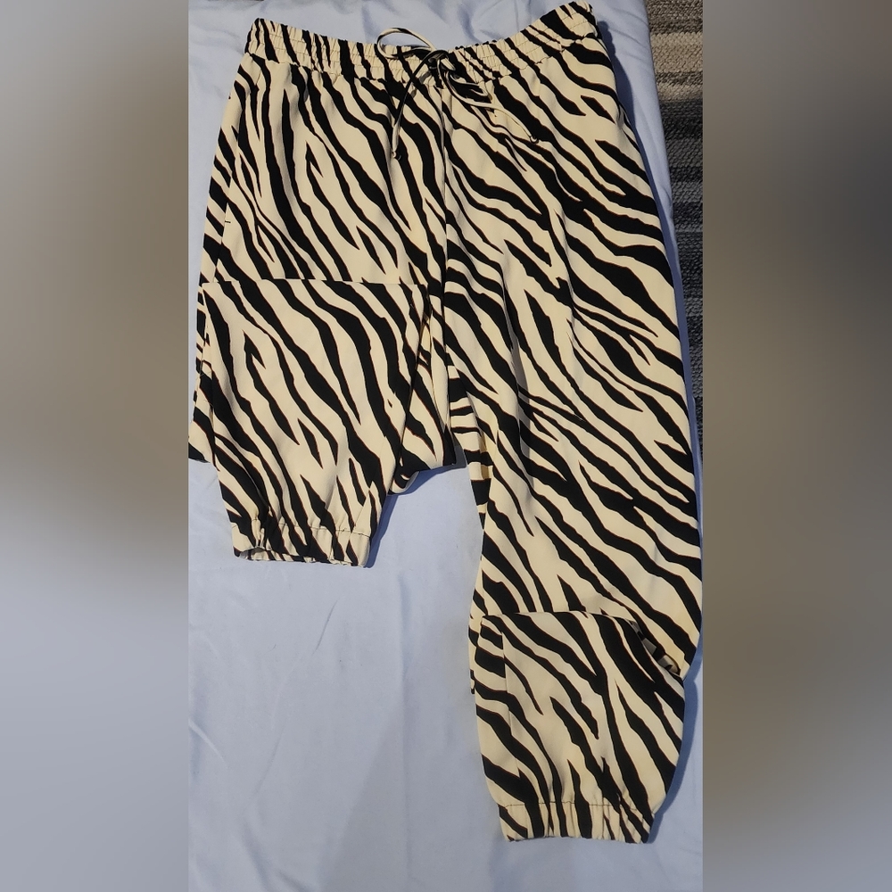 Express Black and Cream Zebra Print Cropped Pants - Picture 1 of 10